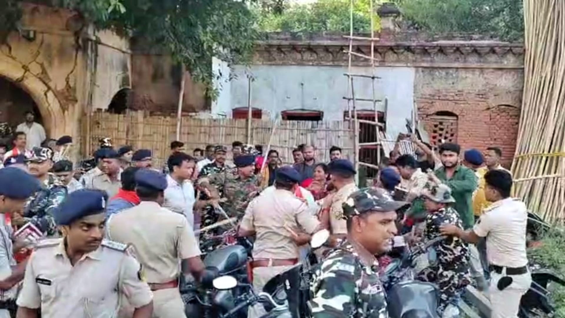 भाजपा कार्यकर्ताओं पर पुलिस ने किया लाठीचार्ज, गहराया तनाव