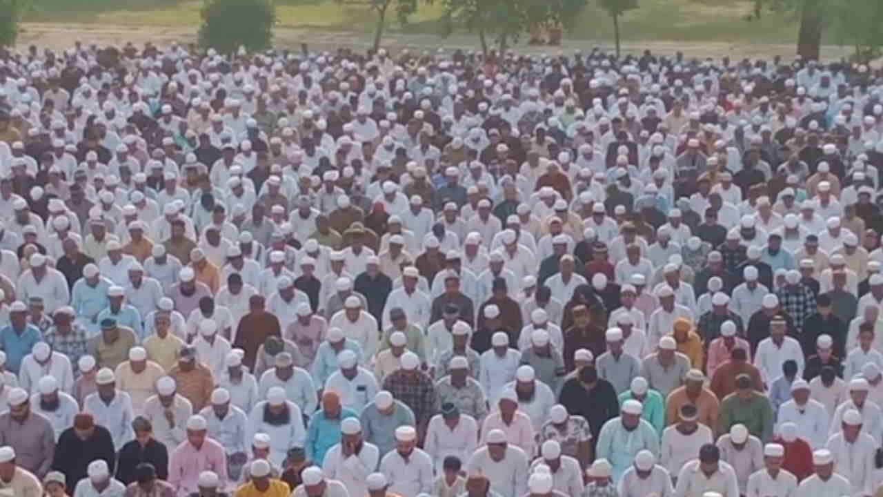 Eid ul adha 2025 bakrid festival Muslim community People offered morning namaz Uttarakhand News in hindi