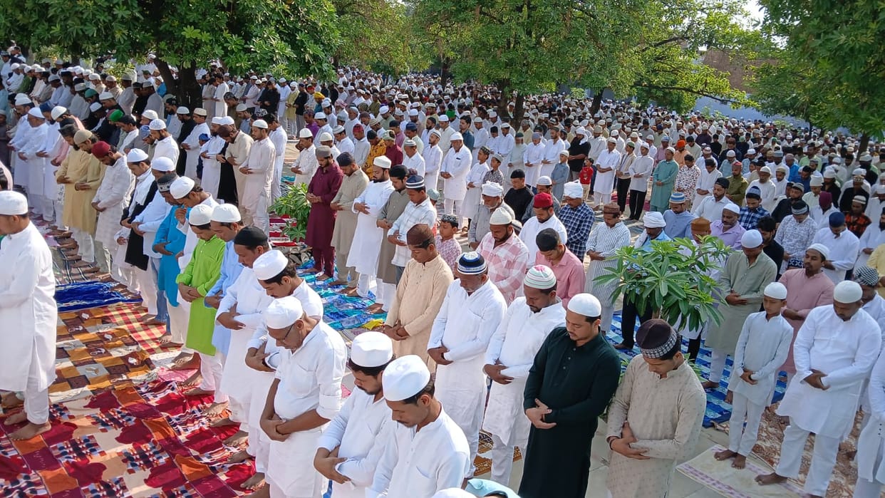 Eid-ul-Adha Bakrid prayers offered 103 mosques and 39 Eidgahs in Sonbhadra DM and SP visit Eidgahs