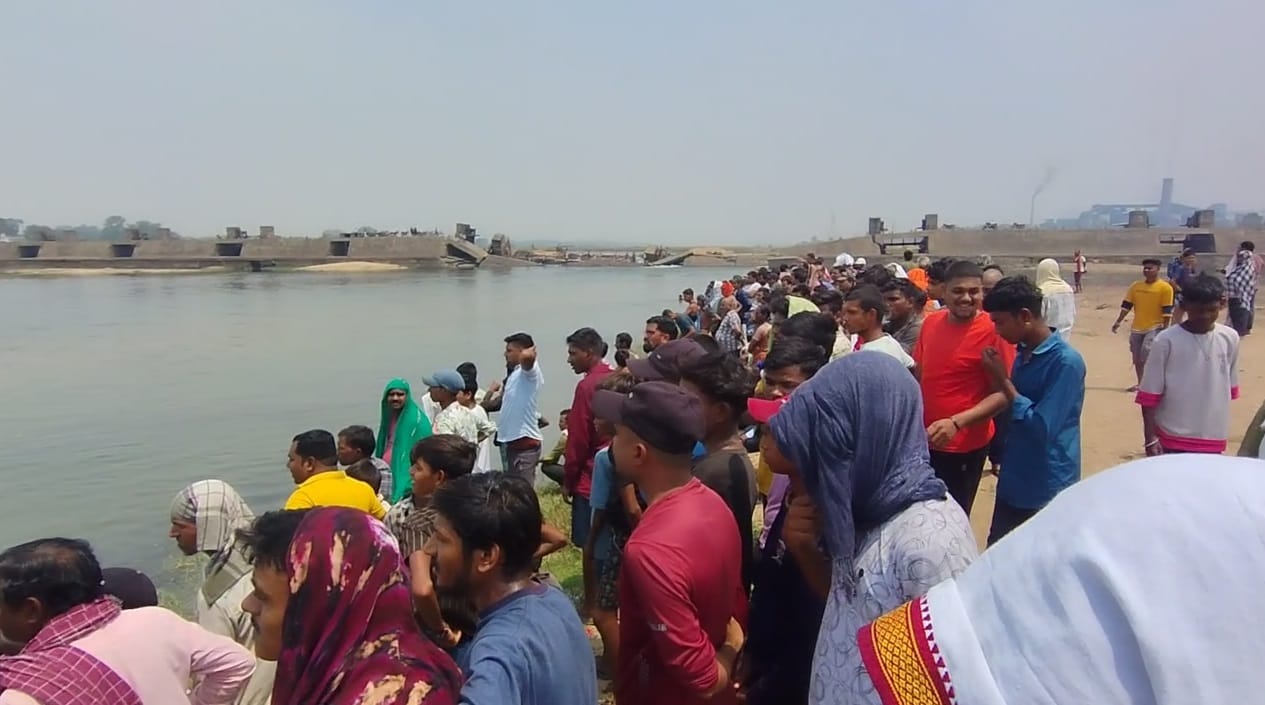 हसदेव नदी में डूबा शख्स