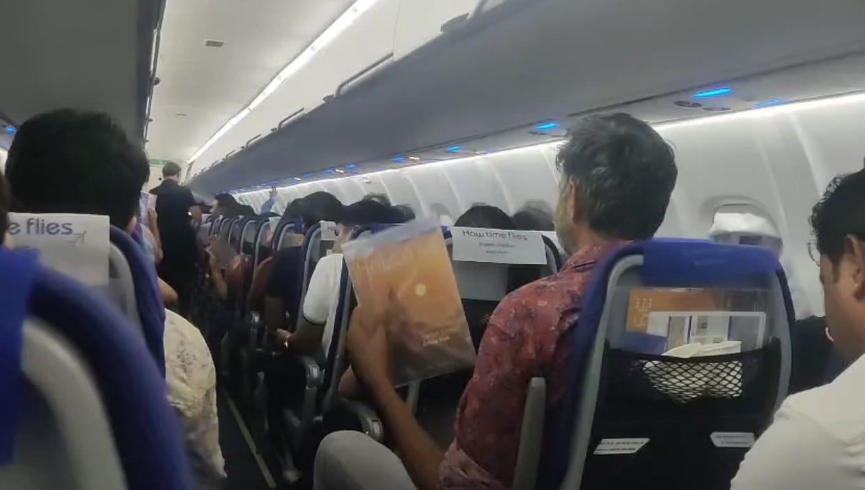 Air conditioner stopped working in Indigo flight distressed passengers complained and reprimanded the manageme