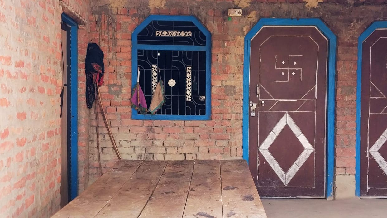 Thieves ransacked house after locking family in room azamgarh stole cash and gold and silver jewellery
