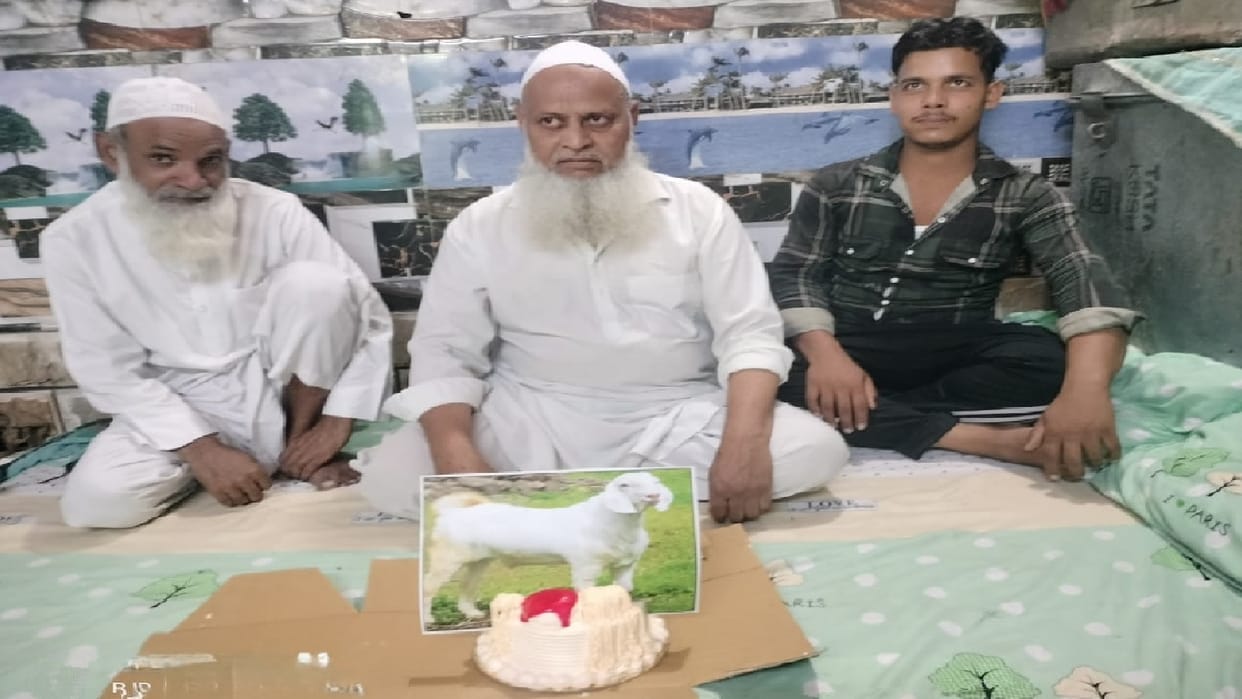 Muslim community in Ghaziabad s Loni celebrated Bakrid by cutting cake