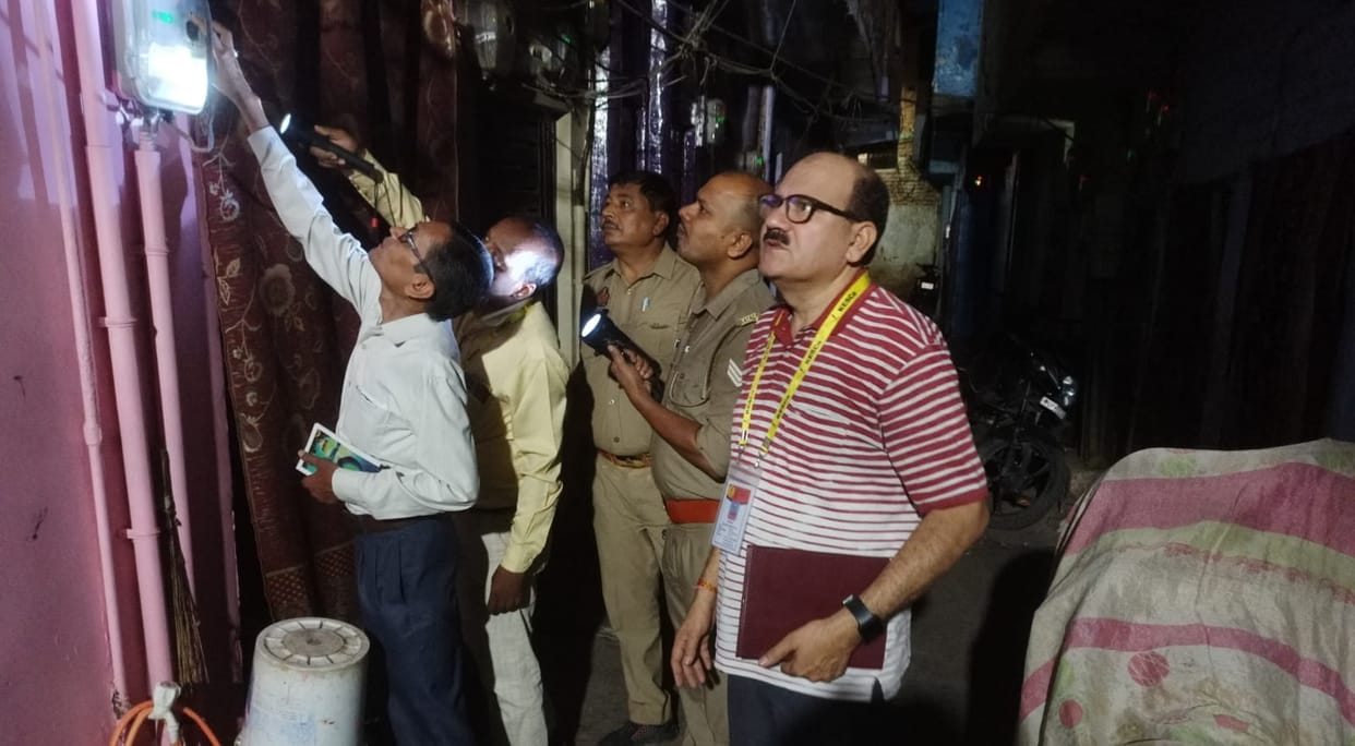 Kanpur 20% electricity is being stolen by illegal electricity thieves that is why the power is going off