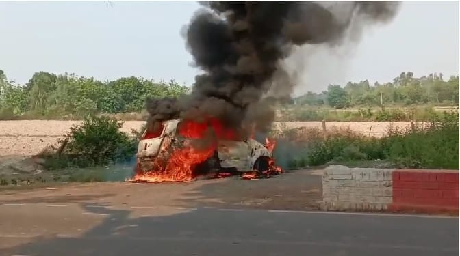 Hardoi A moving car caught fire driver saved his life by jumping out stop car on side there was no traffic jam