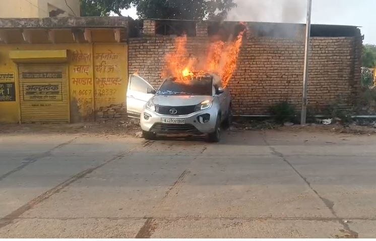Doctor burnt alive in car dies