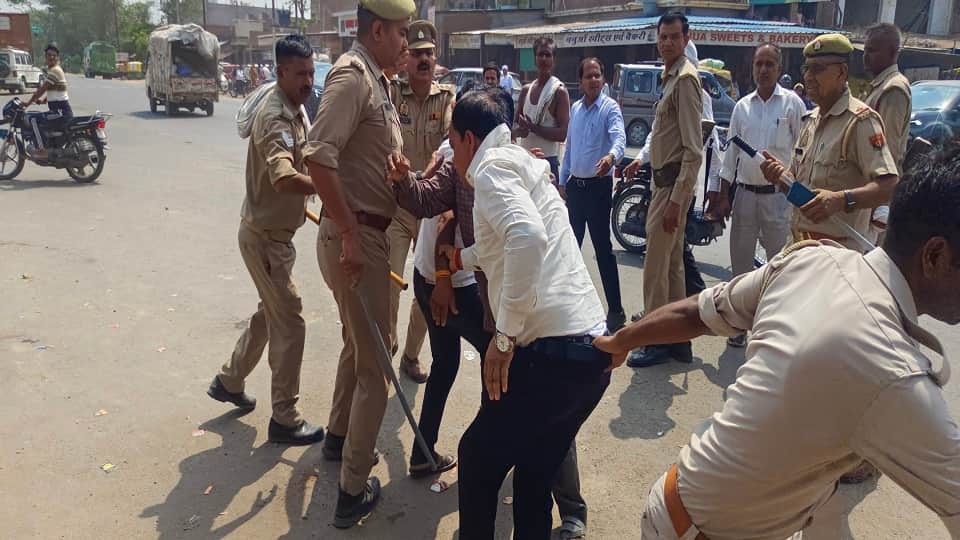 Uproar over last rites of Mahant Surendra Das in Mainpuri
