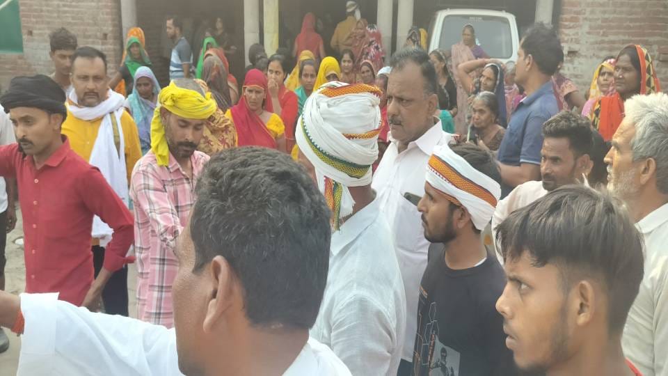 speeding Bolero collided with brick placed on road side In Ayodhya two youths died and two critical condition