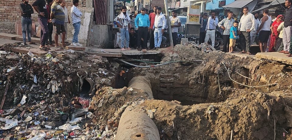 Water pipelines will not be able to stop the flow of water from overflowing drains during monsoon