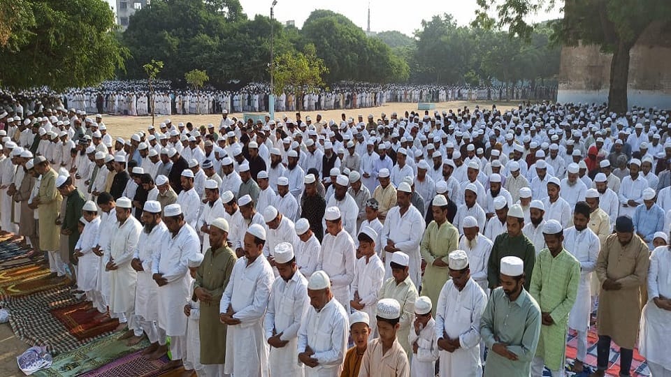 Thousands of people offered prayers to Allah in Idgah and mosques in Moradabad security arrangements tight