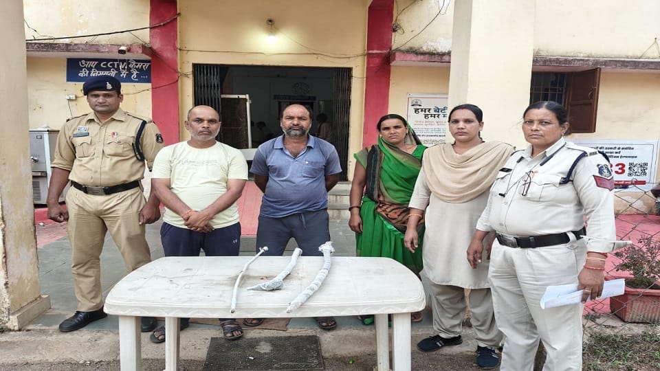 पुलिस की गिरफ्त में आरोपी