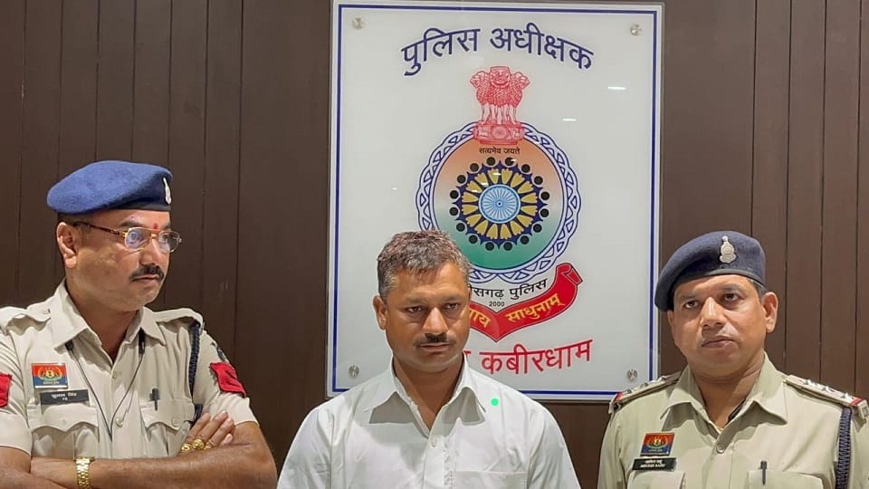 पुलिस की गिरफ्त में आरोपी