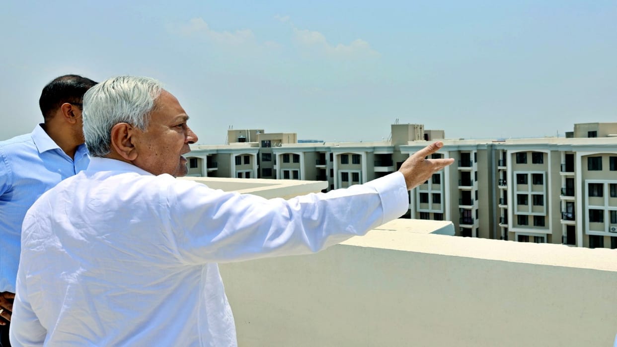 Patna: CM Nitish took stock of construction of Officers Enclave from roof, instructions to complete work soon