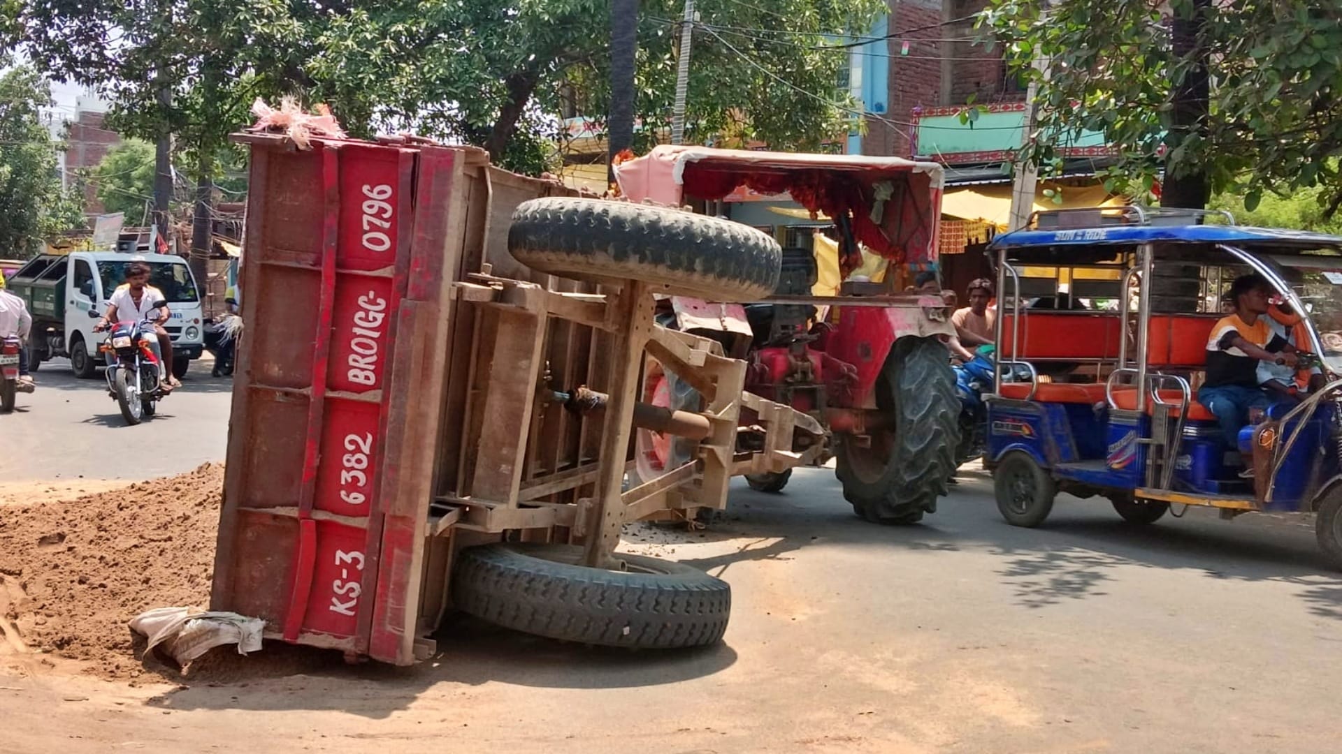 Patna News: sand laden tractor overturned after hitting bike rider, injured is critical; long jam for hours