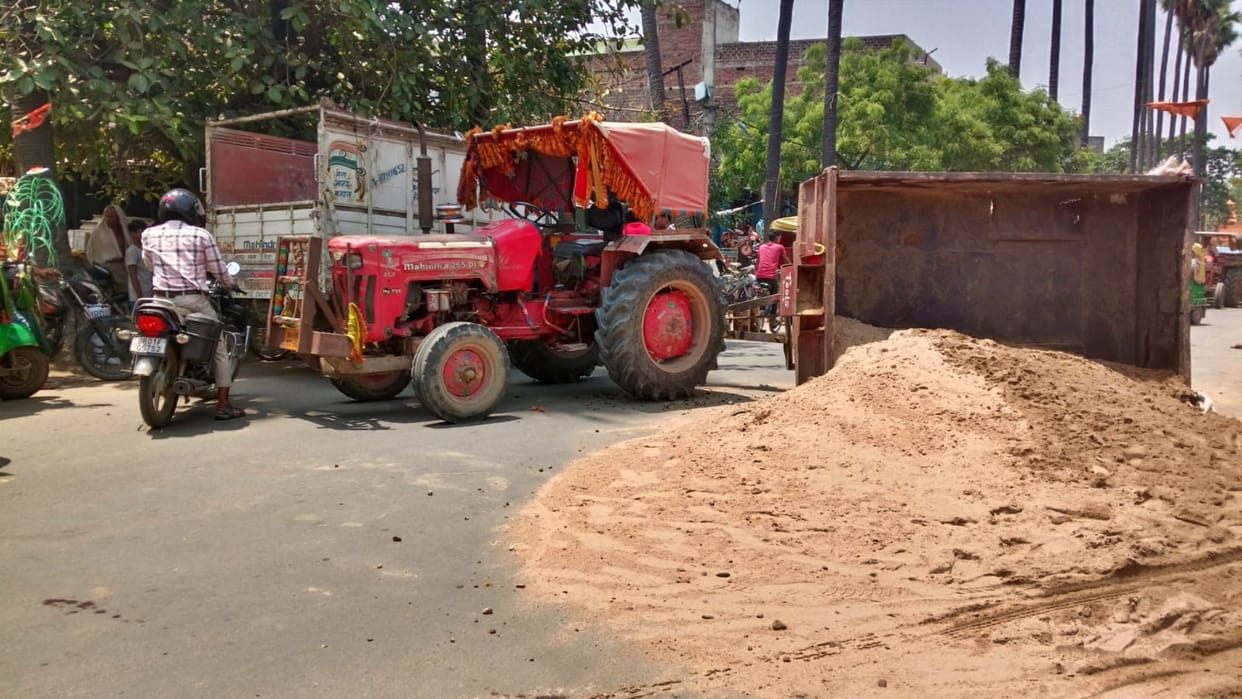 Patna News: sand laden tractor overturned after hitting bike rider, injured is critical; long jam for hours