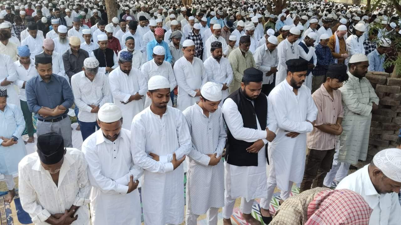 Eid uz Azha: Bakrid prayers were offered with devotion, prayers were offered for peace in the country.