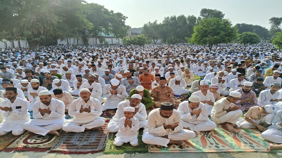 Prayers offered for progress of country on Bakrid in Rampur heavy police force deployed at Jama Masjid