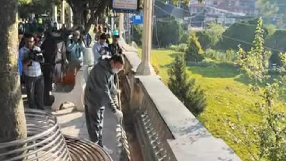 CM Pushkar Singh Dhami gave the message of cleanliness by sweeping in Pant Park nainital