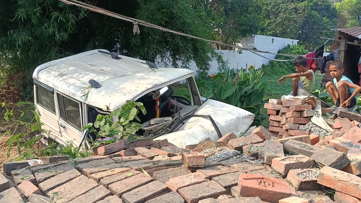 Sultanpur: Speeding uncontrolled jeep collided with a pile of bricks, two people including the driver died