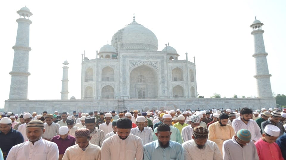 Eid Ul Adha 2025 Muslims Perform Namaj At Shahi Masjid of Taj Mahal