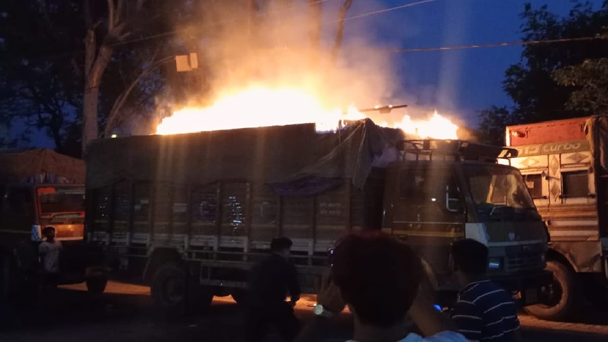 Rishikesh Tarpaulin of a truck parked near the tehsil caught fire