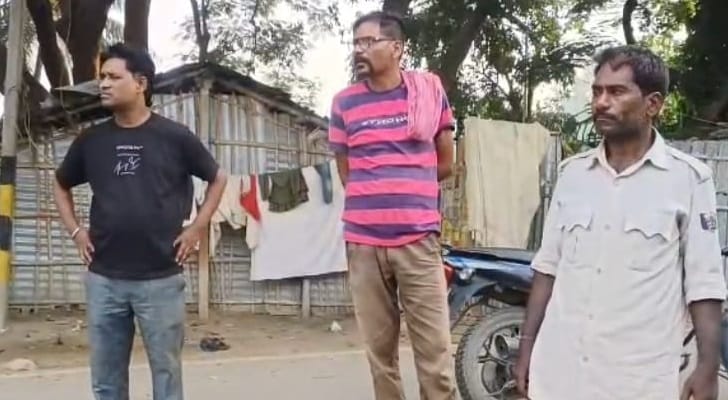पोस्टमार्टम करवाने पहुंचे परिजन।