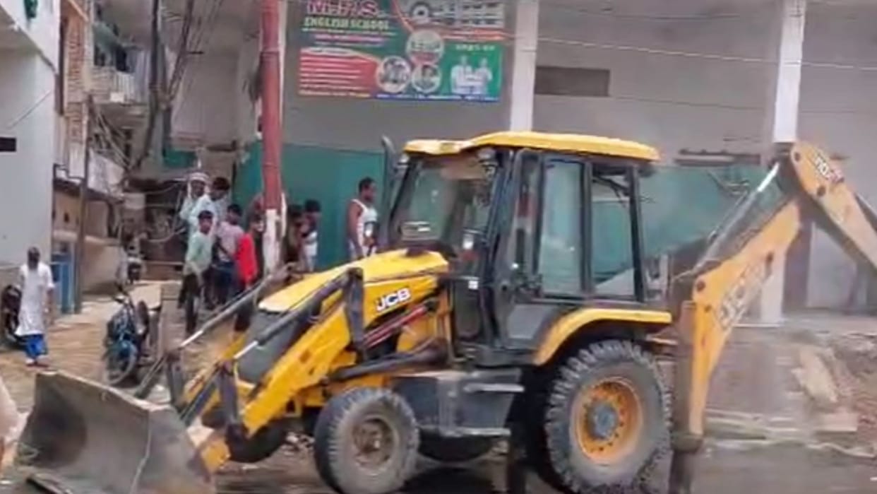 Illegal encroachment removed administrative staff landed on the road in Madhosingh