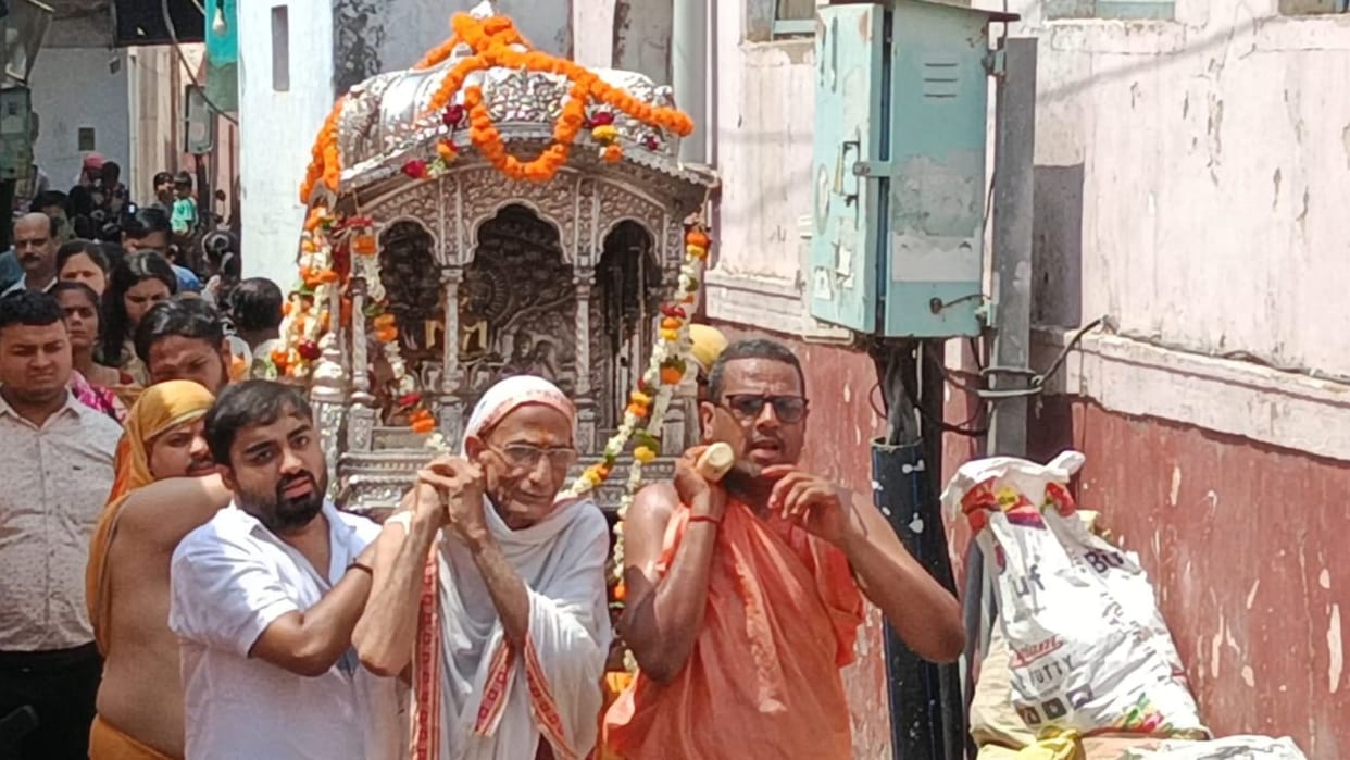 Varanasi News Lord Suparshvanath came out riding on silver Gajrath devotees kept showering flowers