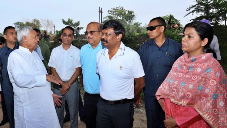 Bihar News: अचानक हाजीपुर आए CM नीतीश, अधिकारियों में हड़कंप; आनन-फानन में रिसीव करने पहुंचे डीएम और एसपी