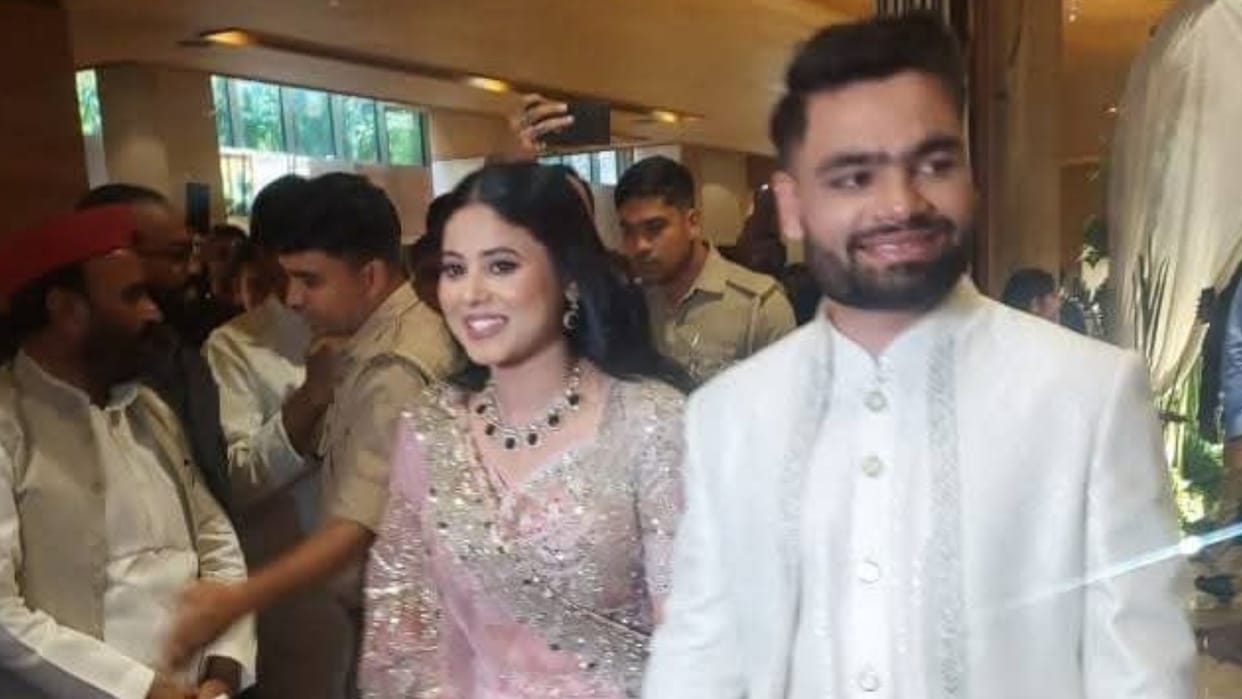 Rinku-Priya Engagement climbed stage holding each other hands vvip Jaunpur gave their blessings