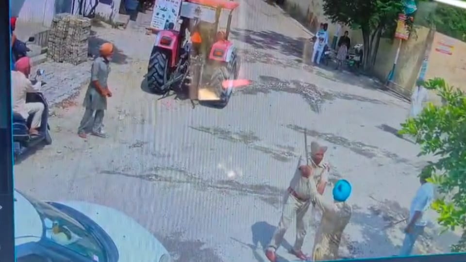 Punjab police ASI beat up retired fauji in Moga see video