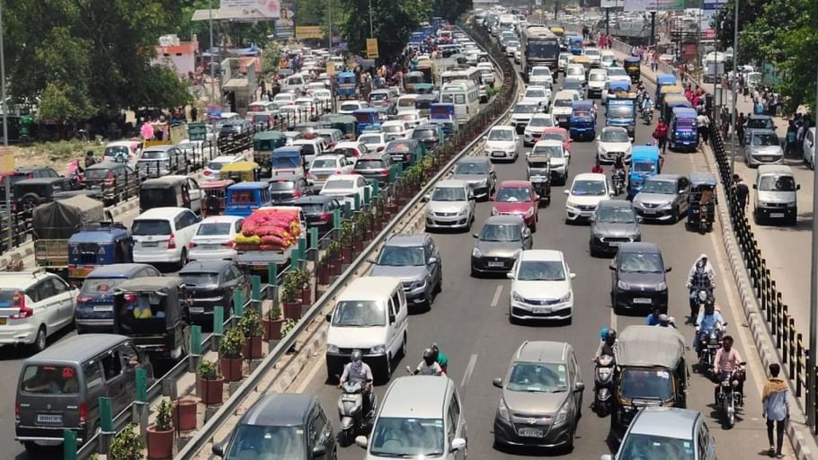 Weekend: Long Traffic jam on Delhi-Haridwar highway in scorching heat vehicles crawled in Huge Crowd Photos