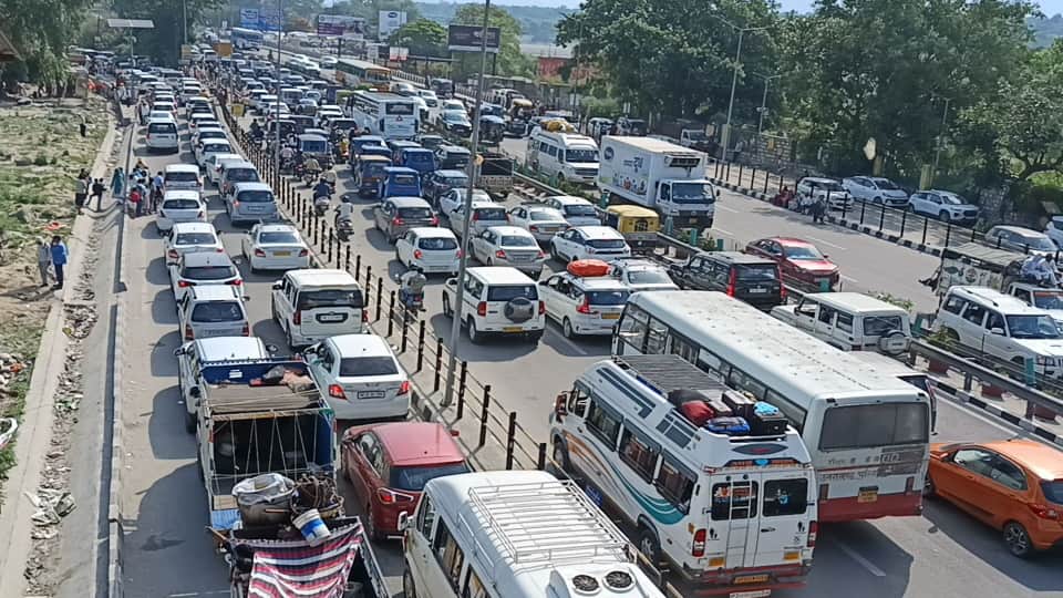 Weekend: Long Traffic jam on Delhi-Haridwar highway in scorching heat vehicles crawled in Huge Crowd Photos