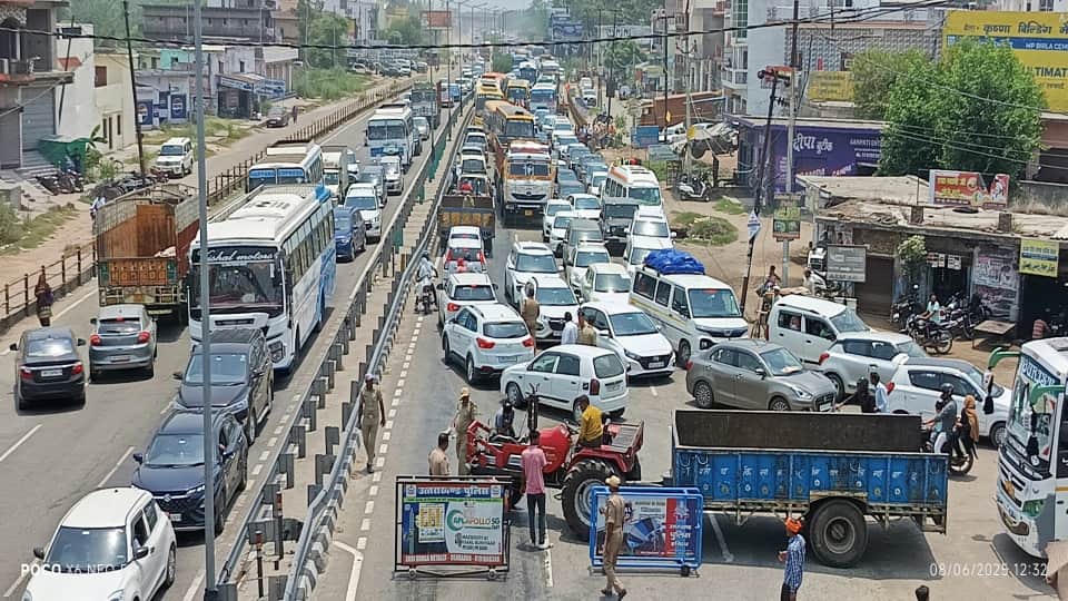 Weekend: Long Traffic jam on Delhi-Haridwar highway in scorching heat vehicles crawled in Huge Crowd Photos