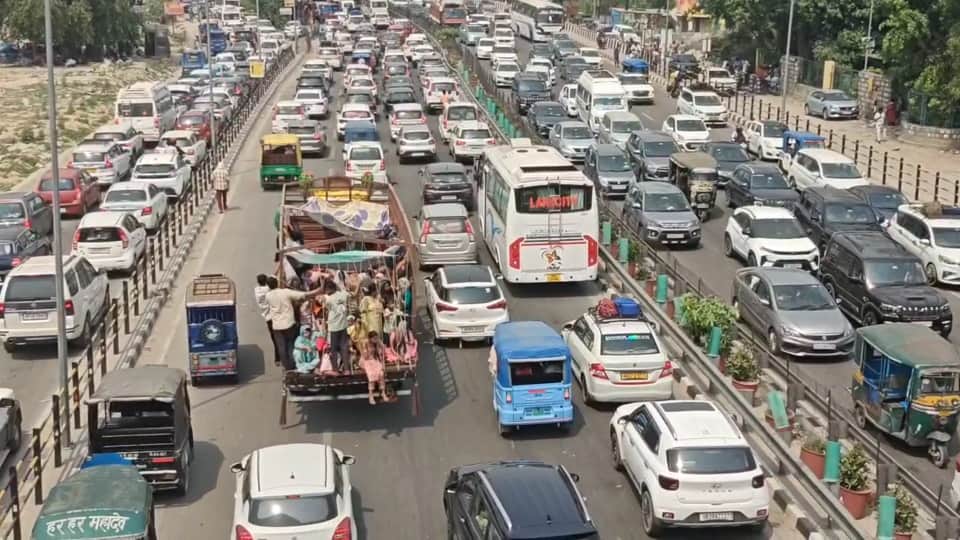 Weekend: Long Traffic jam on Delhi-Haridwar highway in scorching heat vehicles crawled in Huge Crowd Photos