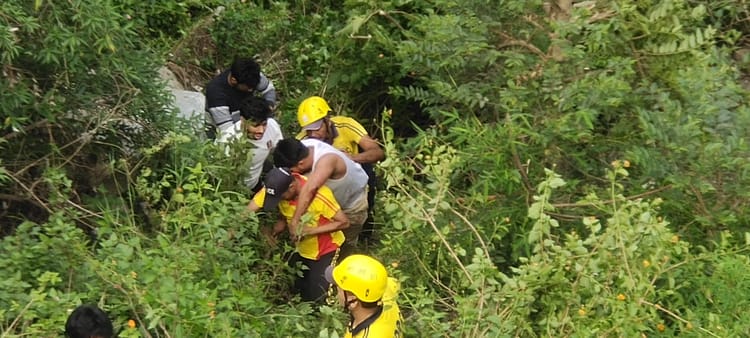 Accident: देहरादून मसूरी मार्ग पर हादसा...मैगी प्वाइंट के पास खाई में गिरी कार, दो युवक थे सवार