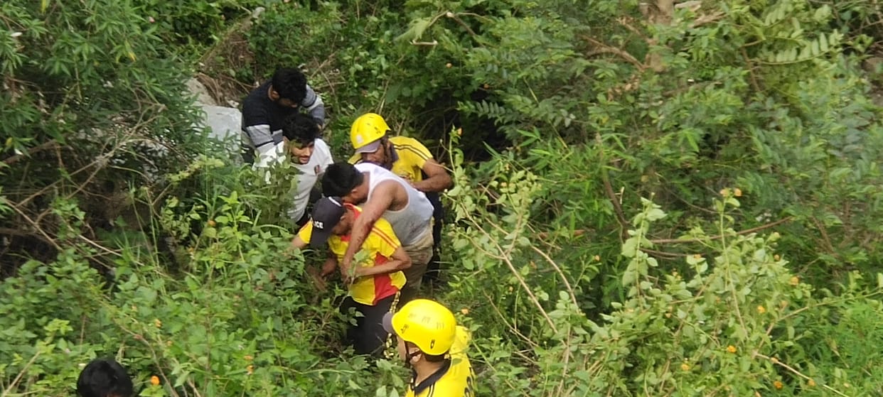 Accident on Dehradun Mussoorie road Car fell into ditch near Maggie Point two youths Badly Injured