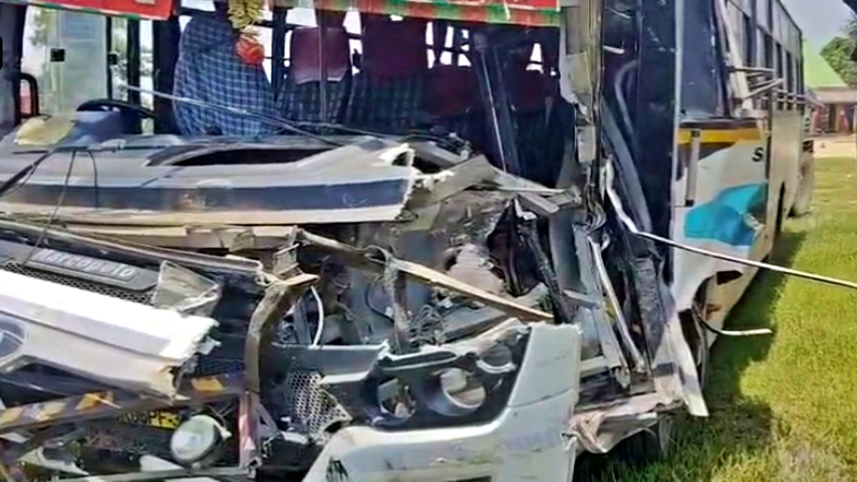 Madhubani News: high-speed bus carrying a wedding procession and a tractor collide; youth killed, 5 injured