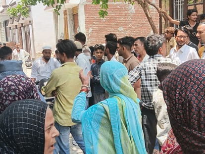 मौके पर पहुंचे लोग