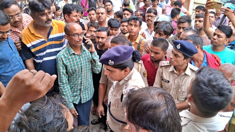 Crime: ज्वेलरी दिखाने के बहाने दुकान में घुसा युवक, अचानक चाकू से कर दिया वार, दो लोग घायल; आरोपी की हुई पिटाई