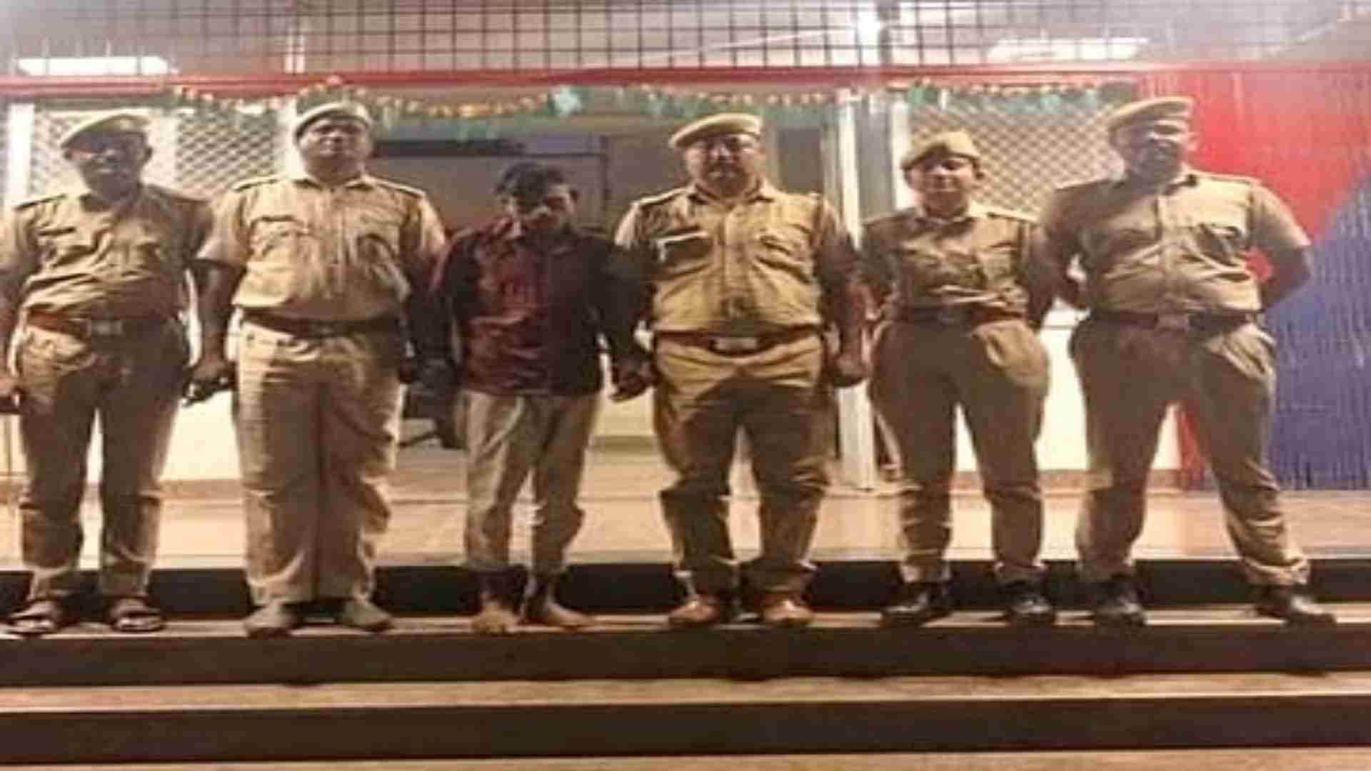 पुलिस की गिरफ्त में आरोपी।