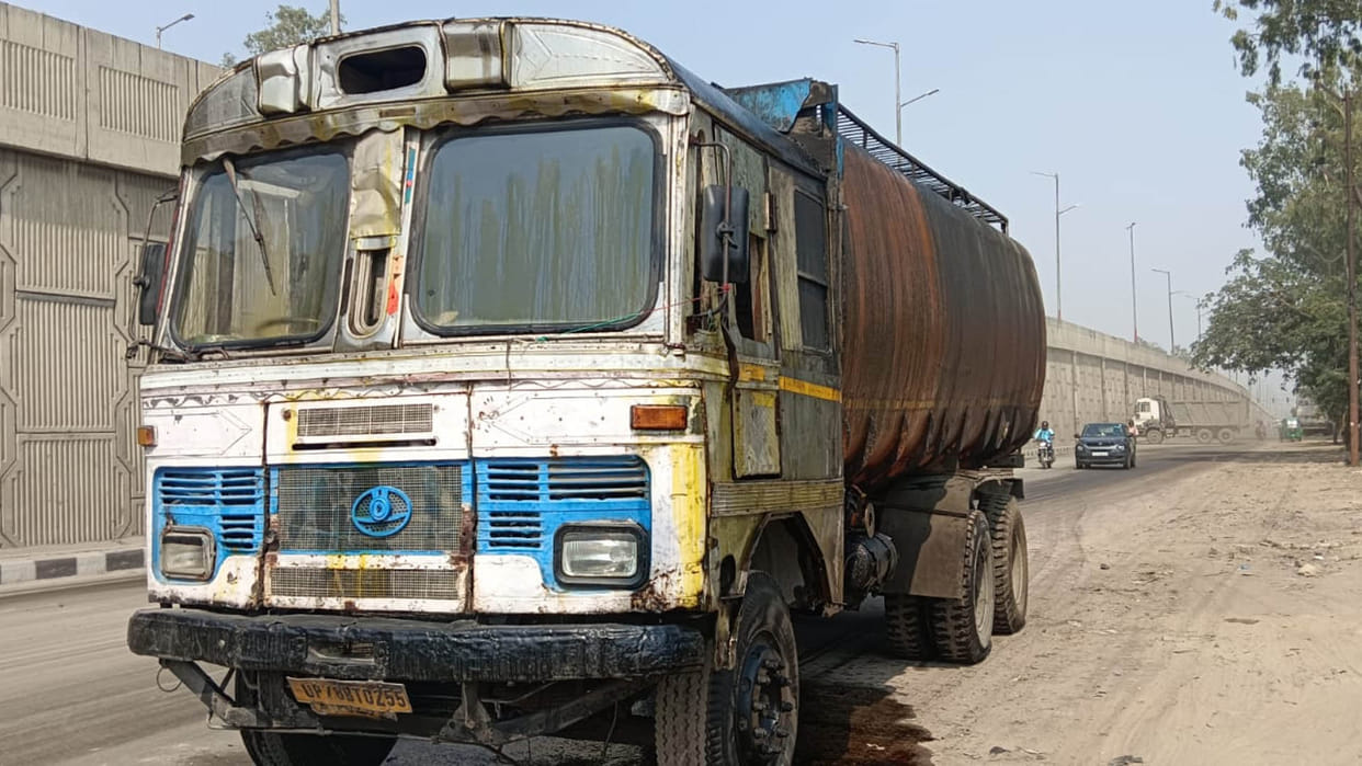 Kanpur: Tanker lid opened due to gas formation, oil spilled on road