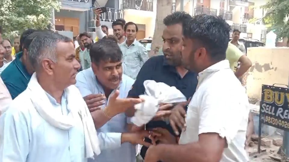 Scuffle between supporters of minister Arvind Sharma and Jai Hind workers