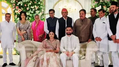 Rinku-Priya Engagement climbed stage holding each other hands vvip Jaunpur gave their blessings