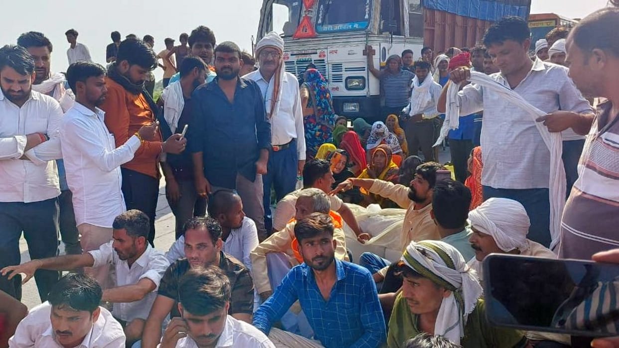 Kaushambi Politics heated up in Rambabu death case, politicians divided into two factions