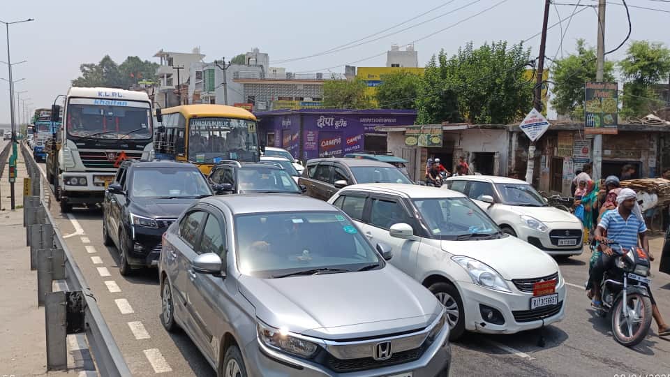 Weekend: Long Traffic jam on Delhi-Haridwar highway in scorching heat vehicles crawled in Huge Crowd Photos