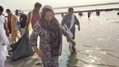 संगम तट पर चला सफाई अभियान।