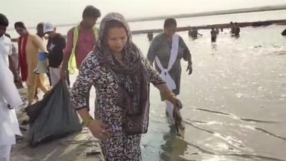 संगम तट पर चला सफाई अभियान।