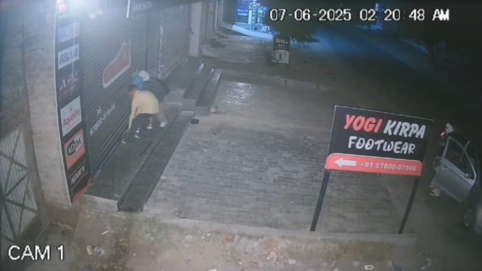 Thieves broke into shop in Moga stole expensive shoes see video