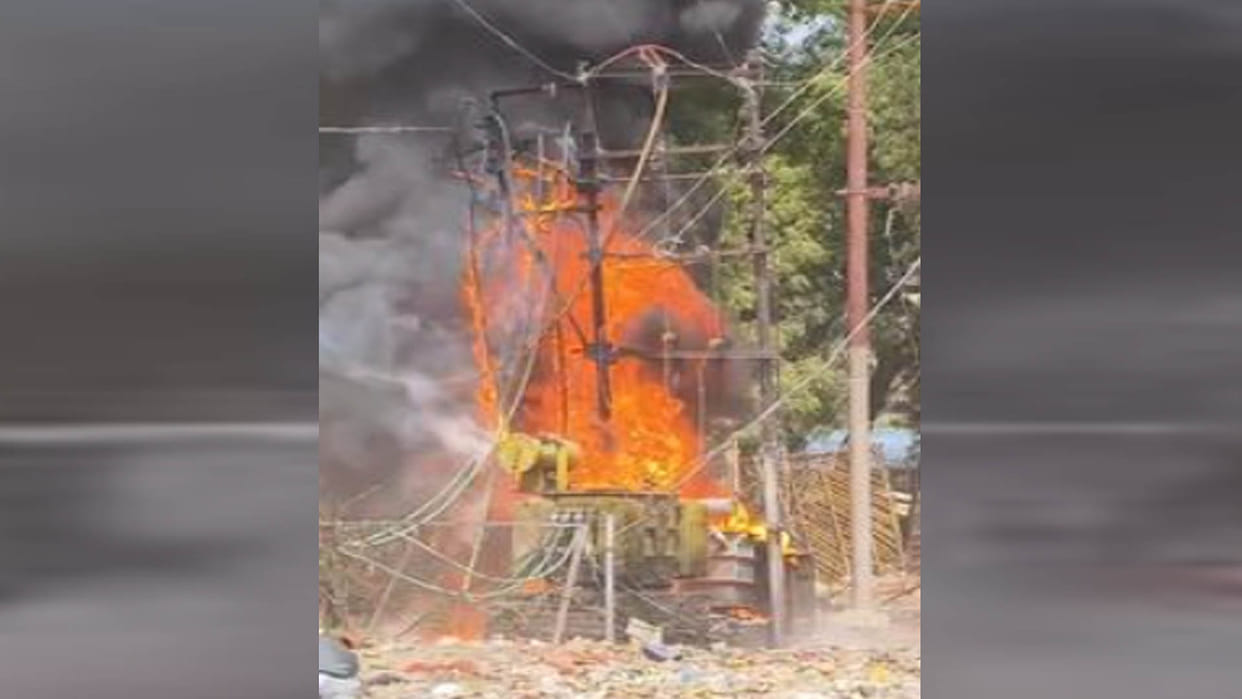 Kanpur: Fire broke out in a garbage dump, two transformers burnt